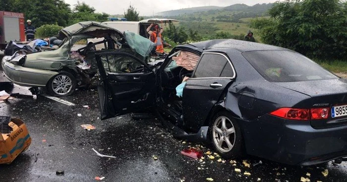 Şoferul care a intrat în maşina condusă regulamentar de vasluian a murit pe loc