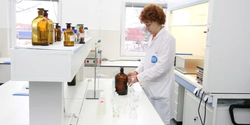 Calitatea apei se verifică în laborator/foto: Apaserv