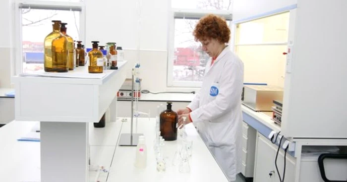 Calitatea apei se verifică în laborator/foto: Apaserv