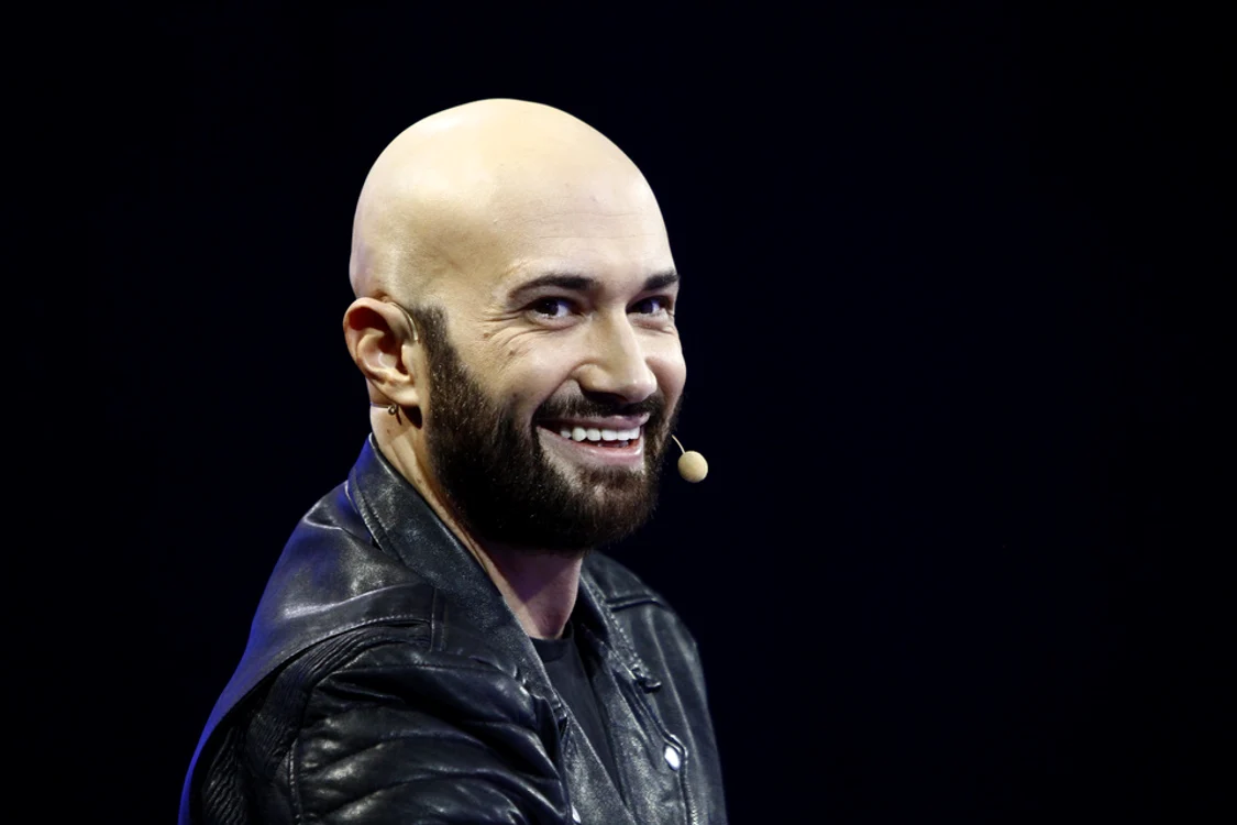 
    Mihai Bendeac a ţinut în braţe copilul unui concurent Foto: Captură video   