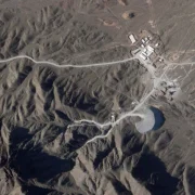 Tuneluri au fost săpate în versantul muntelui la situl Natanz 14 aprilie 2023 FOTO Planet Labs PBC