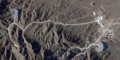 Tuneluri au fost săpate în versantul muntelui la situl Natanz 14 aprilie 2023 FOTO Planet Labs PBC
