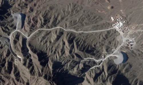 Tuneluri au fost săpate în versantul muntelui la situl Natanz 14 aprilie 2023 FOTO Planet Labs PBC