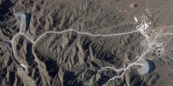 Tuneluri au fost săpate în versantul muntelui la situl Natanz 14 aprilie 2023 FOTO Planet Labs PBC