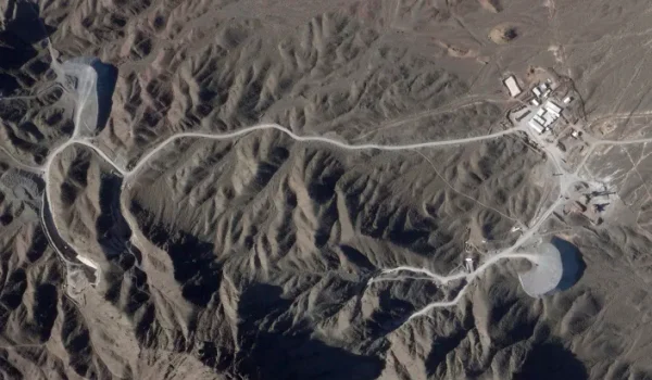 Tuneluri au fost săpate în versantul muntelui la situl Natanz 14 aprilie 2023 FOTO Planet Labs PBC