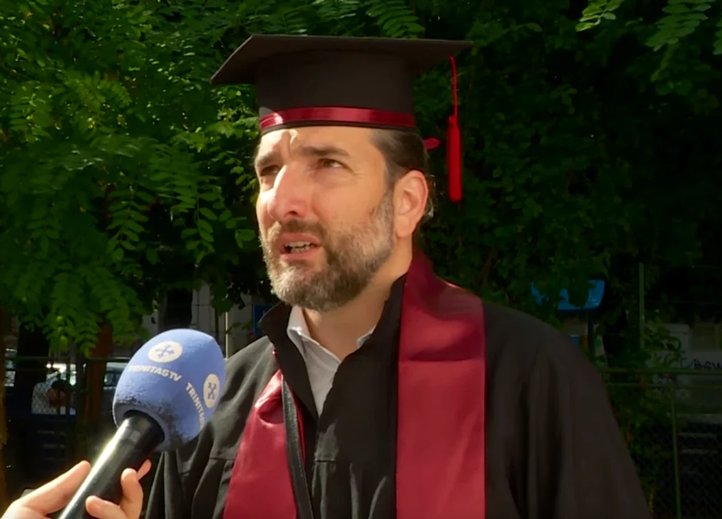
    Silviu Biriș, absolvent al Universitatății Teologice «Justinian Patriarhul», Secţia Pastoralăfoto: captură Trinitas TV  