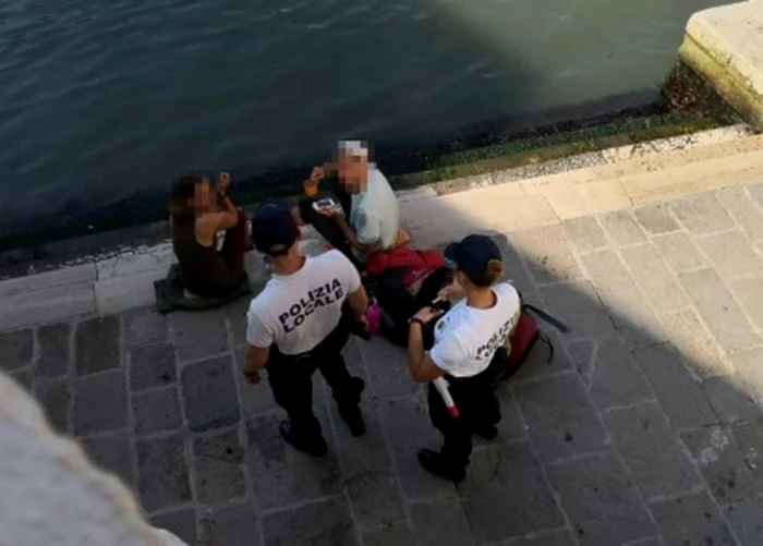 Un cuplu german surprins preparându-şi cafeaua lângă Podul Rialto FOTO AFP