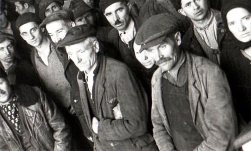 Mineri din Valea Jiului aşteaptă sosirea lui Gheorghe Gheorghiu-Dej în oraşul Petroşani, la 23 noiembrie 1944 (© „Fototeca online a comunismului românesc”, cota: 49/1944)