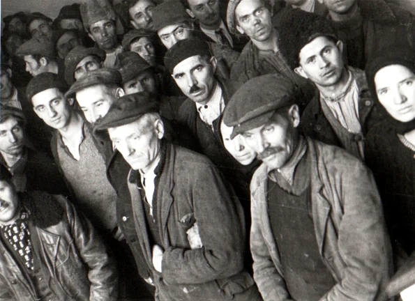 Mineri din Valea Jiului aşteaptă sosirea lui Gheorghe Gheorghiu-Dej în oraşul Petroşani, la 23 noiembrie 1944 (© „Fototeca online a comunismului românesc”, cota: 49/1944)