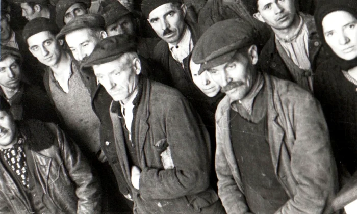 Mineri din Valea Jiului aşteaptă sosirea lui Gheorghe Gheorghiu-Dej în oraşul Petroşani, la 23 noiembrie 1944 (© „Fototeca online a comunismului românesc”, cota: 49/1944)