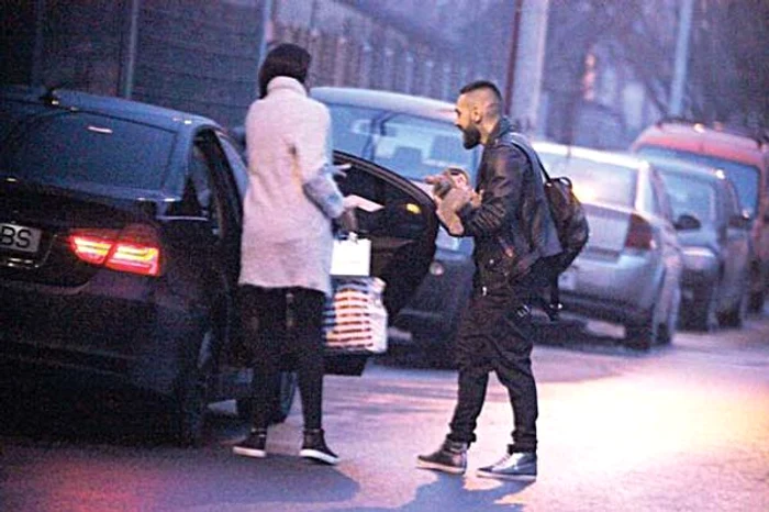 Cei doi cântăreţi şi-au îmbrăcat “comoara” într-un costumaş pufos de ursuleţ şi l-au scos la o scurtă plimbare cu maşină