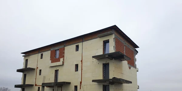Bloc construit ilegal Foto Alex Vlaicu jpg