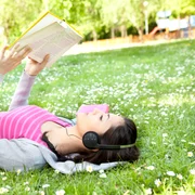 fata pe iarba primavara shutter jpg