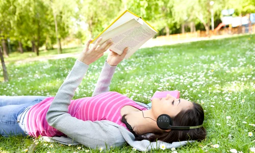 fata pe iarba primavara shutter jpg