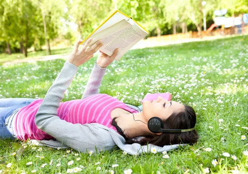 fata pe iarba primavara shutter jpg