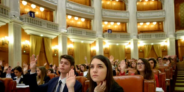 Mai multi tineri voteaza in plenul Camerei Deputatilor in timpul evenimentului "Parlamentul Copiilor"