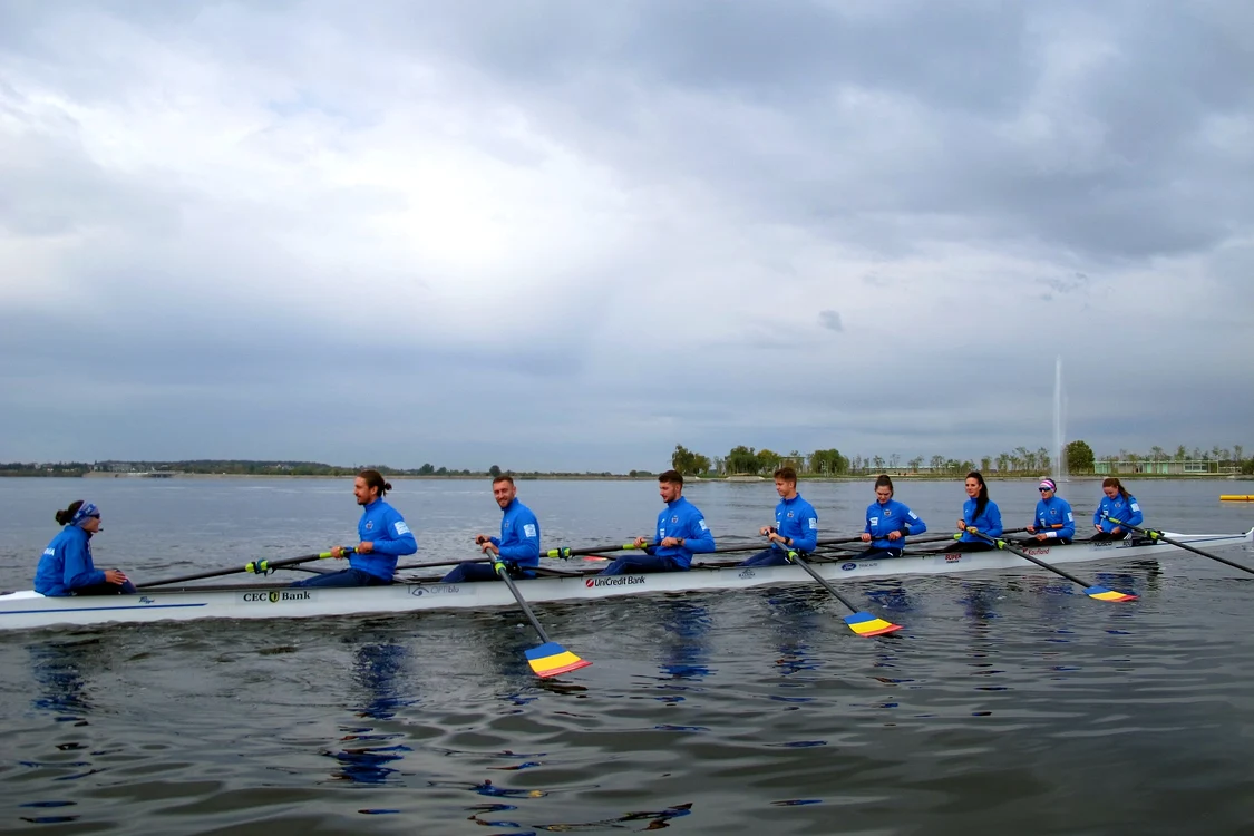 Canotorii au ieșit cu bărcile pe Lacul Morii din nordul Capitalei