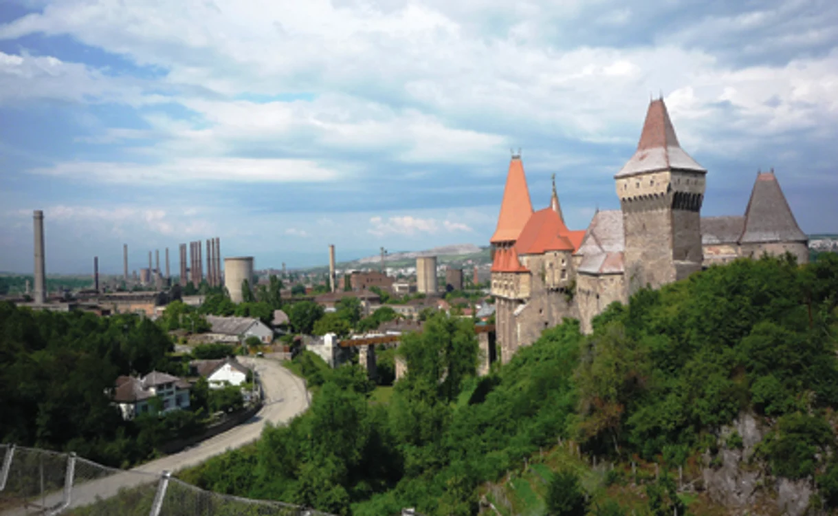 Priveliştea Castelului Corvinilor este superbă de pe traseul Mocăniţei. Foto Rudolf Hanzelik