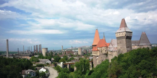 Priveliştea Castelului Corvinilor este superbă de pe traseul Mocăniţei. Foto Rudolf Hanzelik