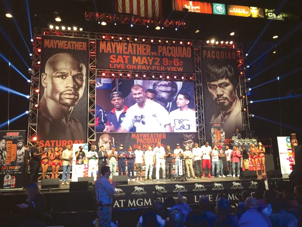 
    Lucian Bute a fost  prezentat pe scena  cântarului oficial al  “Meciului Secolului”  
