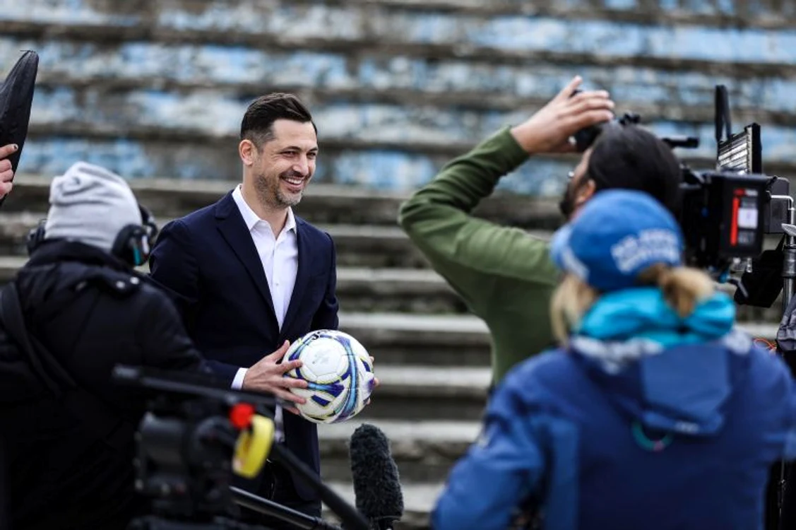 Mirel Rădoi, în timpul filmărilor reclamei