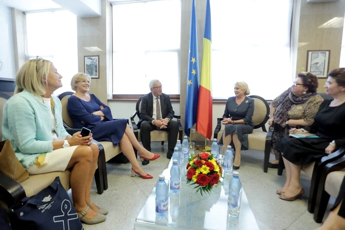 Viorica Dăncilă și Jean-Claude Juncker au discutat în salonul oficial al Aeroportului Băneasa