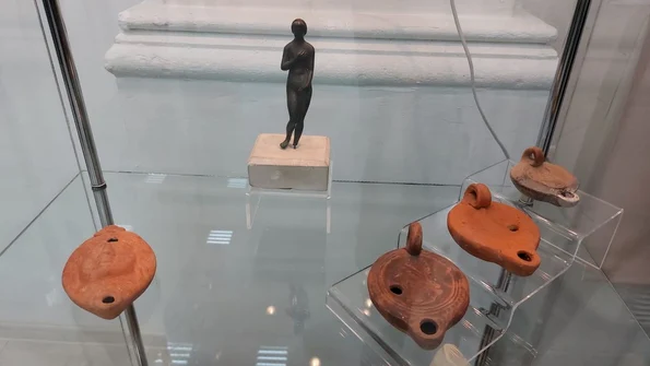 Vernisajul expoziției „Oglinda frumuseții! De la simplitatea femeii la divinitatea zeiței în Antichitate”