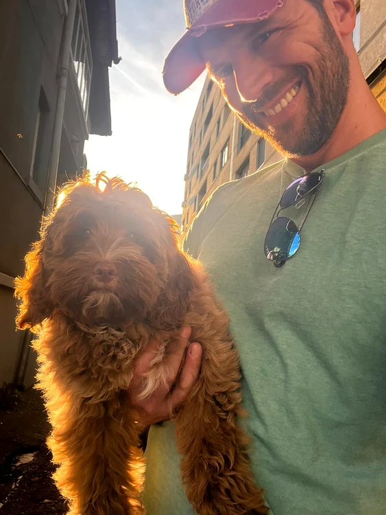 Patrupedul e rasa Labradoodle şi se numeşte Millie. FOTO: ARHIVA PERSONALĂ
