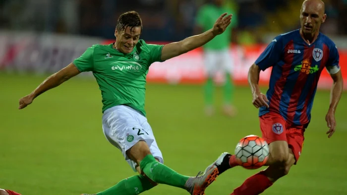 Romain Hamouma, marcator a două goluri, şi Gabi Mureşan FOTO Getty Images