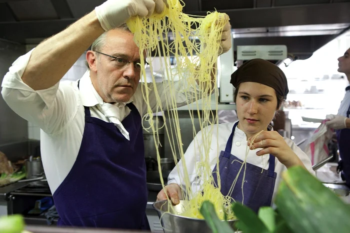 Chef Alain Passard în bucătăria restaurantului său Arpège, fotografiat în ianuarie 2011