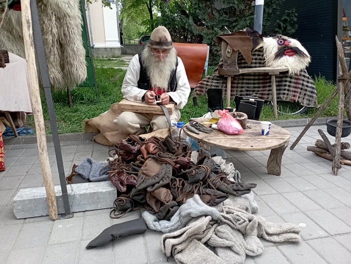 Alexandru Ilincă confecționează opinci de peste 50 de ani FOTO Cosmin Zamfirache