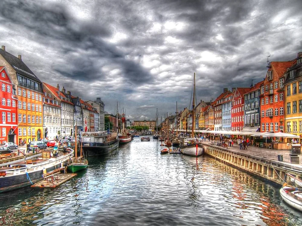 Copenhaga, Danemarca. Un oraş unde culorile sunt atât de puternice, încât nici norii nu le pot diminua frumuseţea.