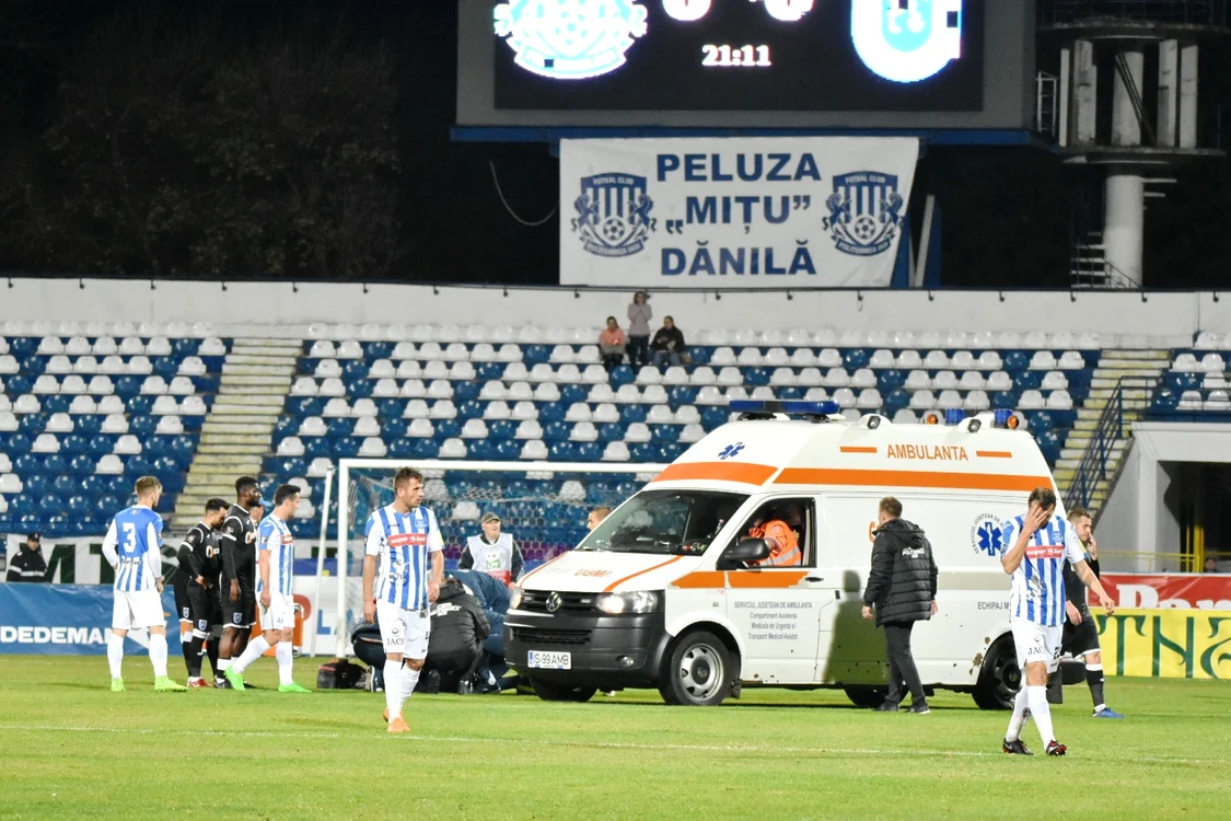 
    Ambulanța a pătruns pe teren pentru a-l transporta pe MihăilăFoto: sportpictures.eu  