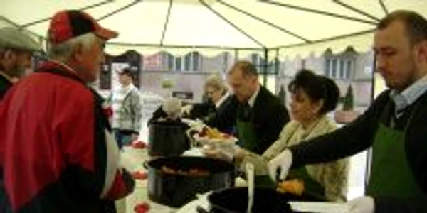 Vasile Lup a împărţit peste 2000 de sarmale în faţa muzeului