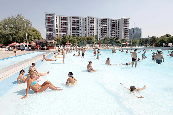 Piscina cu valuri  a fost plină 