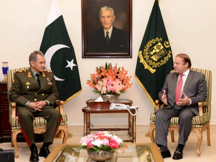Ministrul rus al Apărării, Serghei Şoigu, alături de premierul pakistanez, Nawaz Sharif