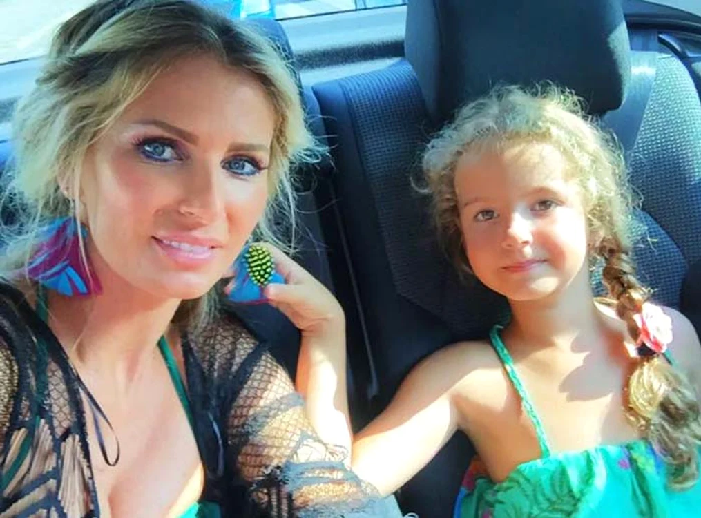 
    Andreea Bănică petrece foarte mult timp în preajma fiicei sale, Sofia FOTO: Arhiva personală  