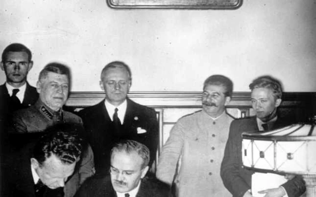 Pactul Ribbentrop – Molotov FOTO: AFP