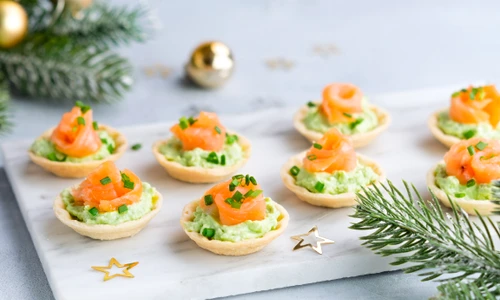 Aperitive festive  3 idei pentru meniul de final de an minitarte cu avocado  Sursa imagine Shuttrestock 1725572926 jpg
