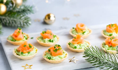 Aperitive festive  3 idei pentru meniul de final de an minitarte cu avocado  Sursa imagine Shuttrestock 1725572926 jpg