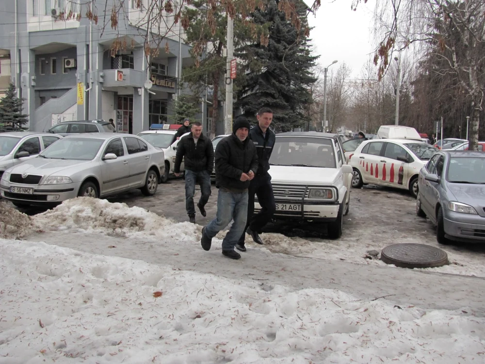 Bărbatul a fost adus în faţa instanţei de poliţişti FOTO:adevarul