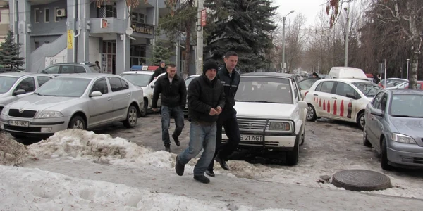 Bărbatul a fost adus în faţa instanţei de poliţişti FOTO