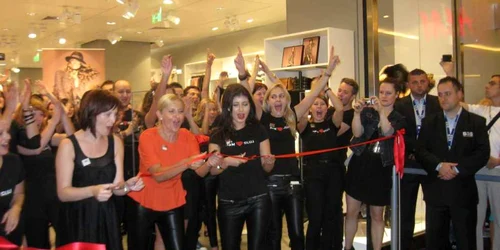 Momentul tăierii panglicii.