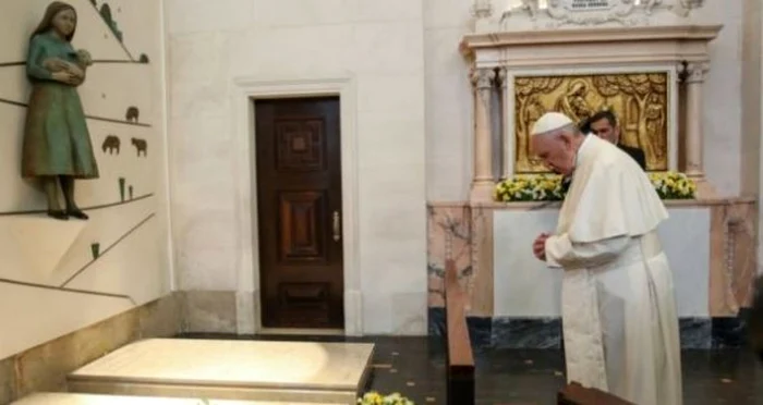 Papa Fracisc se reculege la mormintele lui Francisco şi Jacinta Marto FOTO EPA