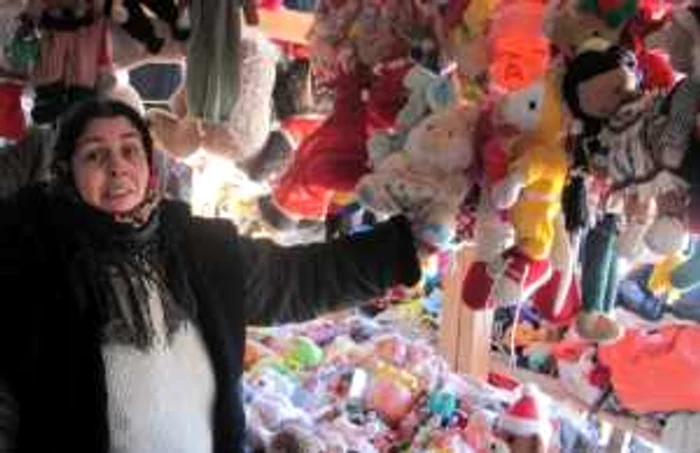 daniela Liţă ne arată ursuleţii din pluş pe care îi are de vânzare pentru sărbători. Foto: Gabriela Popescu