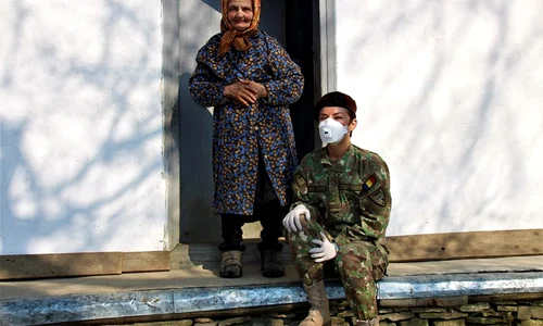 militar cu batrana coroanvirus jpeg
