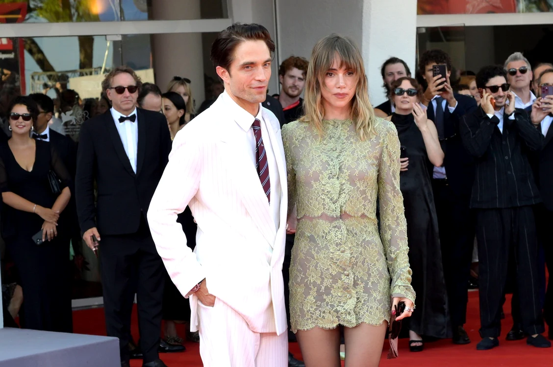 Robert Pattinson și Suki Waterhouse, Profimedia (2) jpg