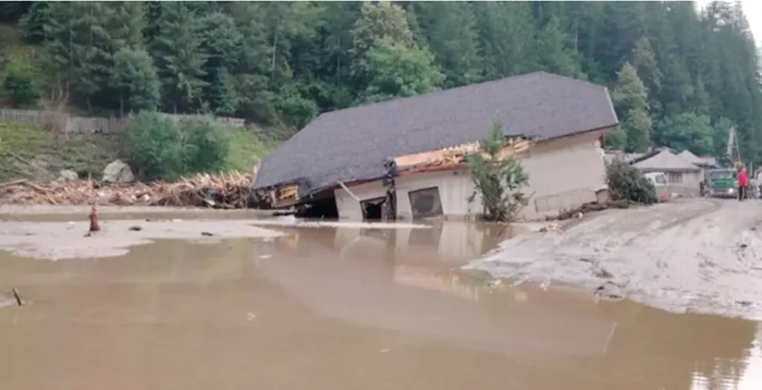 Casă distrusă de inundatii. Foto: Captură video Facebook