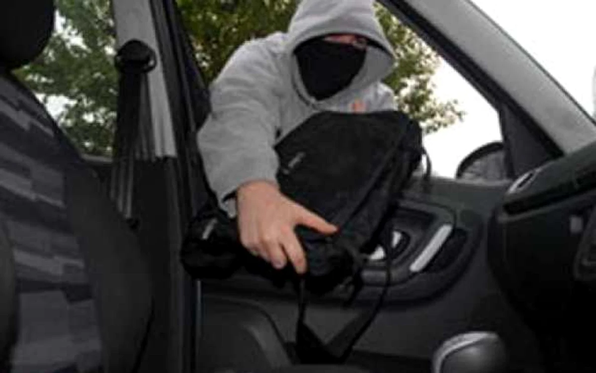 Arad: Doi tineri prinşi în flagrant, în timp ce spărgeau un autoturism