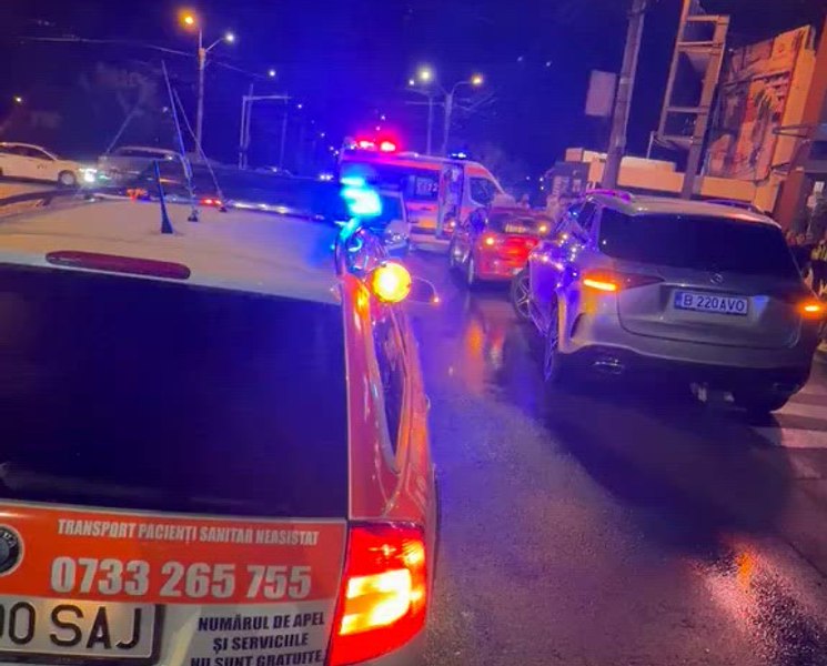 Scene șocante în Galați. Două persoane rănite de un autoturi